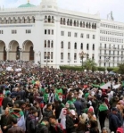 الجزائر: مئات الآلاف يحتجون على النخبة الحاكمة.
